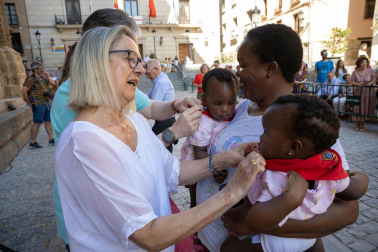 Foto del reparto de pañuelos de fiestas a los niños nacidos en 2022