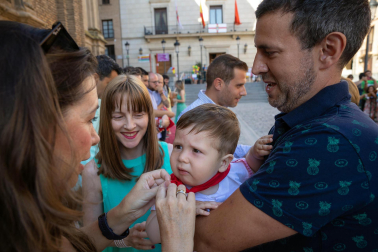 Foto del reparto de pañuelos de fiestas a los niños nacidos en 2022