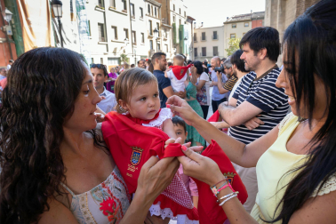 Foto del reparto de pañuelos de fiestas a los niños nacidos en 2022