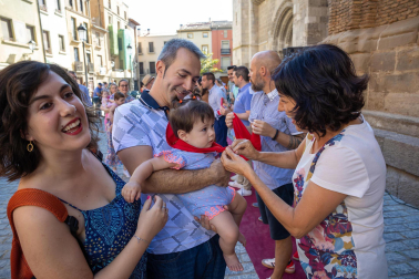 Foto del reparto de pañuelos de fiestas a los niños nacidos en 2022