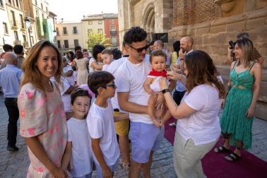 Foto del reparto de pañuelos de fiestas a los niños nacidos en 2022