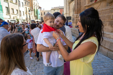 Foto del reparto de pañuelos de fiestas a los niños nacidos en 2022