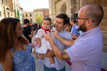 Foto del reparto de pañuelos de fiestas a los niños nacidos en 2022