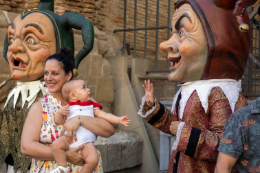 Foto del reparto de pañuelos de fiestas a los niños nacidos en 2022
