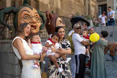 Foto del reparto de pañuelos de fiestas a los niños nacidos en 2022