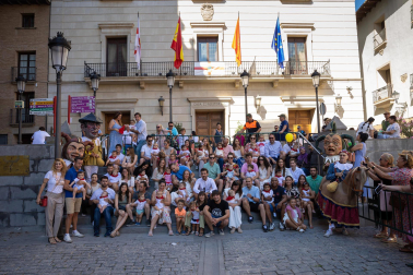 Foto del reparto de pañuelos de fiestas a los niños nacidos en 2022