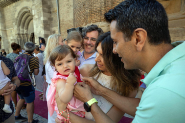 Foto del reparto de pañuelos de fiestas a los niños nacidos en 2022