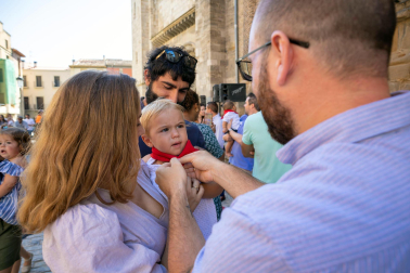 Foto del reparto de pañuelos de fiestas a los niños nacidos en 2022