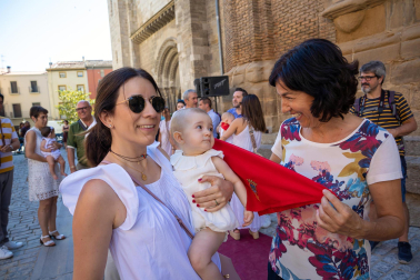 Foto del reparto de pañuelos de fiestas a los niños nacidos en 2022