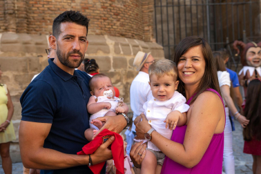 Foto del reparto de pañuelos de fiestas a los niños nacidos en 2022