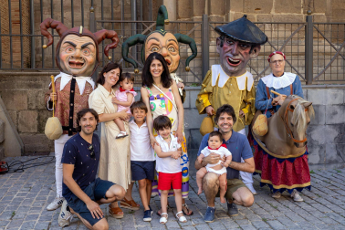 Foto del reparto de pañuelos de fiestas a los niños nacidos en 2022