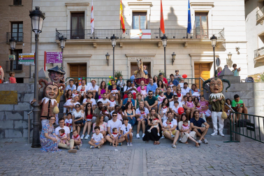 Foto del reparto de pañuelos de fiestas a los niños nacidos en 2022
