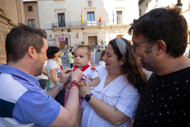 Foto del reparto de pañuelos de fiestas a los niños nacidos en 2022