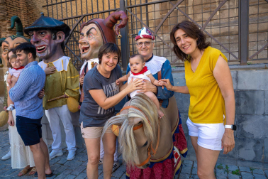 Foto del reparto de pañuelos de fiestas a los niños nacidos en 2022