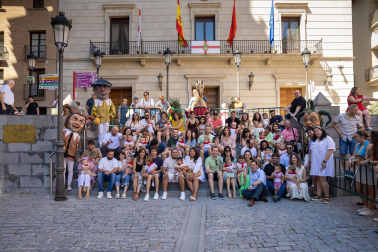 Foto del reparto de pañuelos de fiestas a los niños nacidos en 2022
