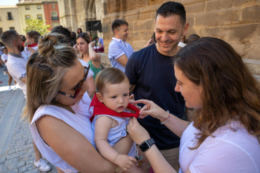 Foto del reparto de pañuelos de fiestas a los niños nacidos en 2022