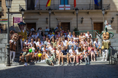 Foto del reparto de pañuelos de fiestas a los niños nacidos en 2022