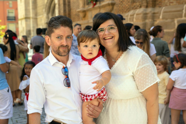 Foto del reparto de pañuelos de fiestas a los niños nacidos en 2022