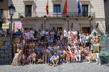 Foto del reparto de pañuelos de fiestas a los niños nacidos en 2022