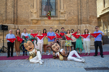 Foto del reparto de pañuelos de fiestas a los niños nacidos en 2022