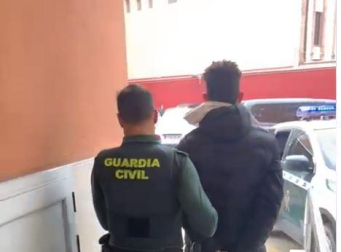 Vídeo del momento de la detención de unos de los jóvenes implicados en el robo con violencia en Berriozar
