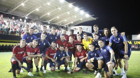 Foto de familia con el trofeo