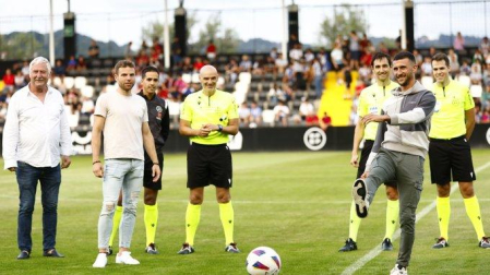Oier realiza el saque de honor