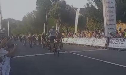 Llegada a la meta de los ciclistas encabezados por el corredor vasco Gari Ugarte (Bellota)