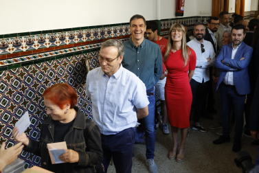 Pedro Sánchez guarda su turno para votar
