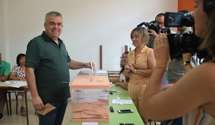 Cerdán deposita su voto en Milagro