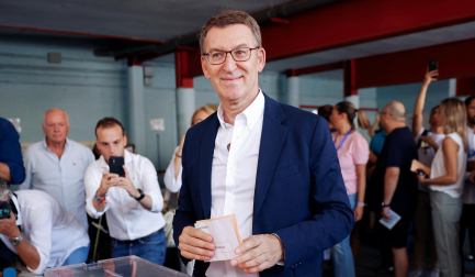 El candidato del PP a la Presidencia del Gobierno de España, Alberto Núñez Feijóo, ejerce su derecho a voto para las elecciones generales en el Colegio Ramiro de Maeztu en Madrid