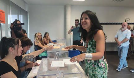 Idoia Villanueva deposita su voto
