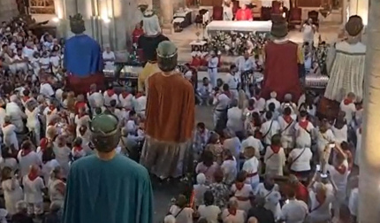 Los gigantes de Tudela bailan en la Catedral en la Novena a Santa Ana