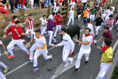 Imagen del primer encierro de las fiestas de Tudela./