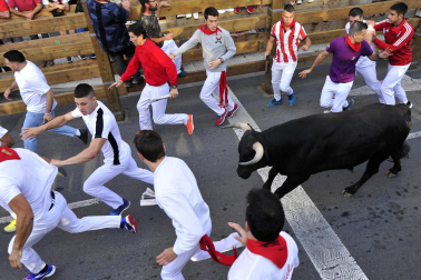 Imagen del primer encierro de las fiestas de Tudela./