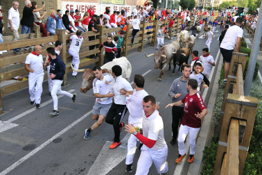 Imagen del primer encierro de las fiestas de Tudela./