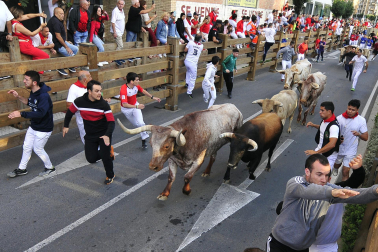 Imagen del primer encierro de las fiestas de Tudela./