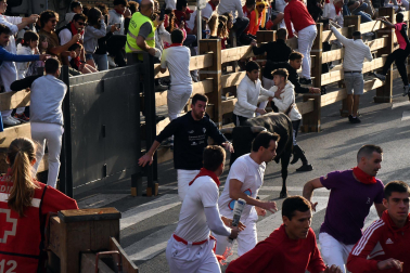 Imagen del primer encierro de las fiestas de Tudela./