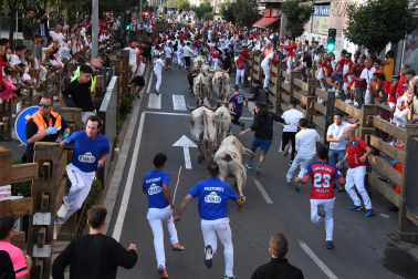 Imagen del primer encierro de las fiestas de Tudela./