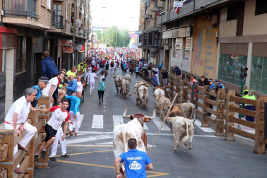 Imagen del primer encierro de las fiestas de Tudela./