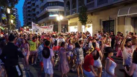 Los mozos y mozas de las peñas de Tudela regresan con la música de las charangas de la primera novillada de las fiestas