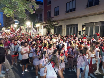 La música de las charangas y la juerga acompaña a los mozos y mozas de las peñas tudelanas en su regreso de la plaza de toros