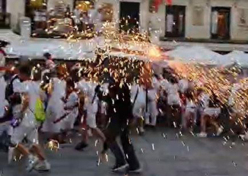 Los tudelanos más pequeños disfrutan corriendo delante de las chispas del torico de fuego en la plaza de los Fueros
