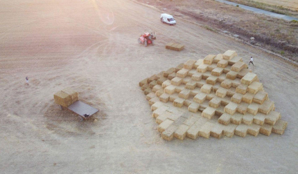 Este peculiar escenario lo ha levantado este artista, escultor y arquitecto para el Festival de Música de Mendigorría en la ciudad romana de Andelos