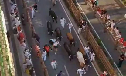 Un toro paso sobre un mozo en el quinto encierro de las fiesta de Tudela