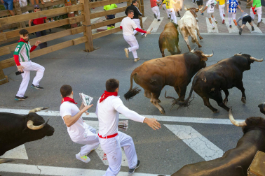 Secuencia completa de imágenes con el mozo que se ha quedado atrapado entre dos toros.