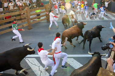 Secuencia completa de imágenes con el mozo que se ha quedado atrapado entre dos toros.