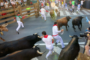 Secuencia completa de imágenes con el mozo que se ha quedado atrapado entre dos toros.