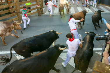 Secuencia completa de imágenes con el mozo que se ha quedado atrapado entre dos toros.