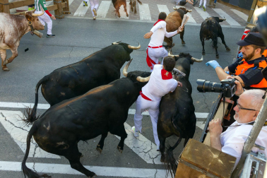 Secuencia completa de imágenes con el mozo que se ha quedado atrapado entre dos toros.